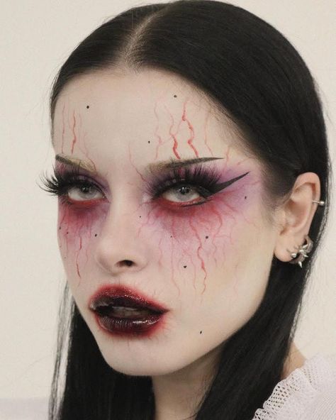 Makeup Horor, Vampire Makeup Looks, Blood Makeup, Demon Makeup, Vampire Clothes, Drag Make-up, Creepy Halloween Makeup, Vampire Makeup, Witch Makeup