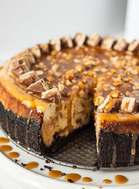 Snickers Cheesecake Cheesecake Board, Snickers Torte, Snickers Dessert, Frosting Ideas, Snickers Cheesecake, The Cheesecake Factory, Cheesecake Dip, Vanilla Cheesecake, Delicious Deserts