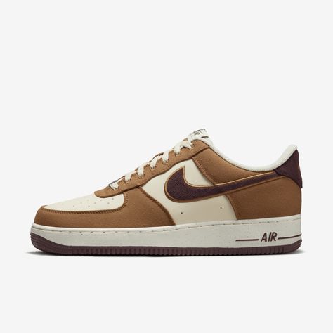 These AF1s are going back to school, and they just won "Best Dressed." Layers of canvas and synthetic leather create a vintage, varsity-inspired aesthetic. Don't forget to leave your mark: The sockliner graphics are inspired by school yearbooks—and we already signed it. Tan Nike Shoes, Leave Your Mark, New Nike Air Force, Nike Dresses, Nike Air Force 1 07, Nike Dunk Low, Going Back To School, Best Dressed, Fall Shoes