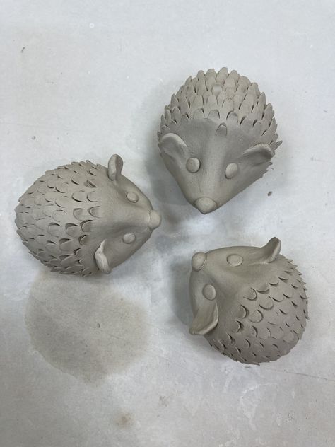 Clay Hedgehog Tutorial, Little Clay Animals Easy, Clay Rattles Ideas Ceramics, Pinch Pot Animals Ceramics, Animal Ceramics Ideas, Pinch Pot Projects, Keramiikka Ideas, Clay Handbuilding Ideas, Animal Pinch Pots