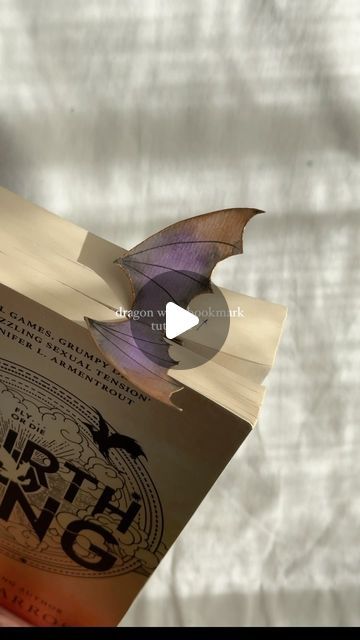 Dragon Wing Bookmark, Diy Dragon Bookmark, Dragon Diy Craft, Diy Bookmark Ideas, Anime Bookmarks, Make A Bookmark, Book Club Snacks, Dragon Wing, Dragon Bookmark