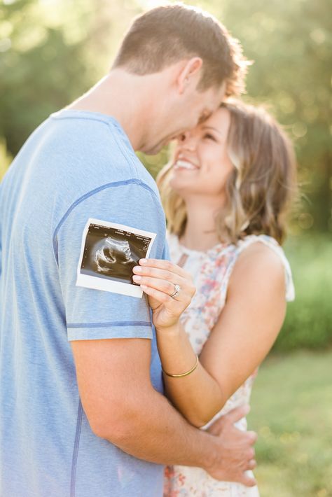 Ultrasound Couple Photos, Ultrasound Reveal Pictures, Holding Ultrasound Pictures, Photos With Ultrasound Picture, Ultrasound Picture Announcement, Ultrasound Pictures Photoshoot, Maternity Pictures With Ultrasound, Couple Ultrasound Pictures, Fall Announcement Pregnancy Photo Ideas