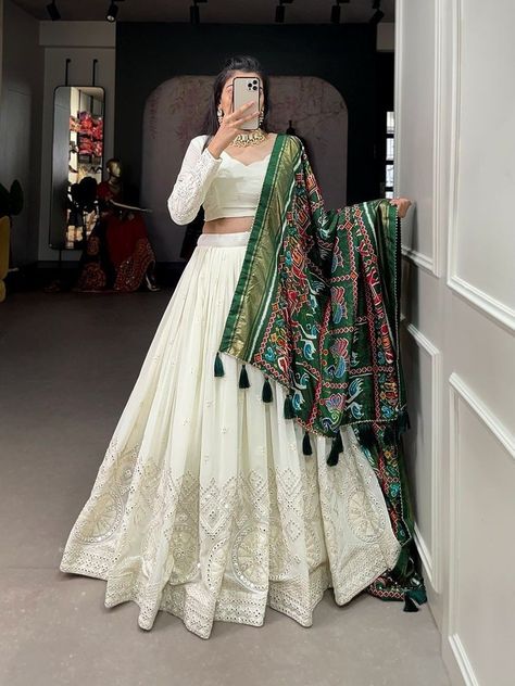 White Lehenga Choli, Orang India, Mirror Work Lehenga, White Lehenga, Simple Lehenga, Trendy Outfits Indian, Saree Bollywood, Georgette Lehenga, Stitched Lehenga