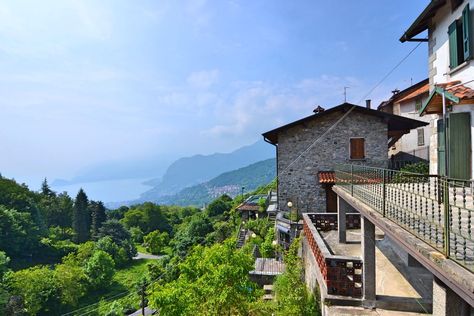 Italian Mountain Homes, Italian Mountains, Cheap Homes, Rustic Chalet, Home In Italy, Cheap Houses For Sale, Homes In Italy, Italy House, Cabin In The Mountains