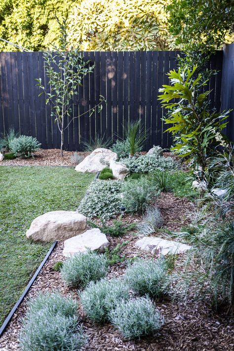 Backyard Native Garden, Australian Landscaping Ideas, Simple Australian Garden, Aussie Backyard Ideas, Fakahatchee Grass Landscaping, Backyard Boulder Landscaping, Australian Native Backyard Garden Design, Australia Front Yard Landscaping, New Jersey Landscaping Ideas