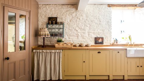 British Standard Kitchen, Old Farmhouse Kitchen, Barn Kitchen, Rustic Room, Cottage Interiors, Yellow Kitchen, Kitchen Trends, Cottage Kitchen, Kitchen Cupboards