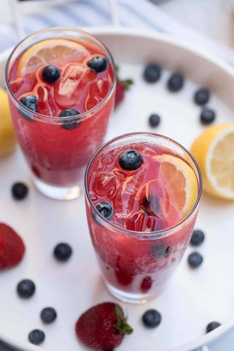 Make use of fresh, seasonal berries and mix up a batch of sweet, tart Summer Berry Lemonade. This refreshing beverage is perfect for your summer parties! Fresh Lemonade Recipe, Fruit Lemonade, Good Lemonade Recipe, Berry Lemonade, Homemade Lemonade Recipes, Best Lemonade, Fresh Lemonade, Homemade Lemonade, Summer Berries