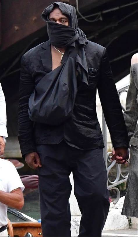 Kanye West Best Outfits, Kanye West All Black Outfit, Kanye West Style Outfits, Kanye Outfits, Villain Core, Kanye West Fashion, Kanye Style, Black Monochrome Outfit, Balenciaga Campaign