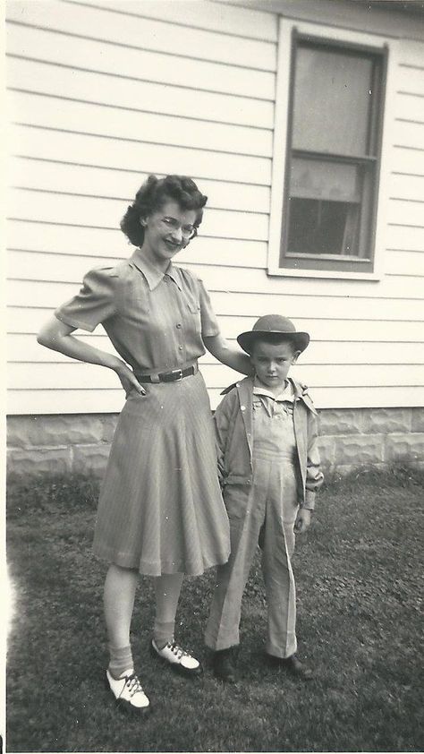 1940 Fashion Women, 40s Aesthetic, 1940s Fashion Women, Photo Of A Woman, Decades Fashion, 1940s Photos, 1940s Women, 1940s Woman, 1940s Outfits