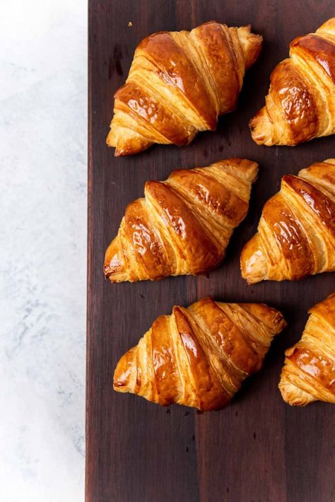 Homemade French Croissants (step by step recipe) - The Flavor Bender Flan, Crossiant Recipes Easy, Crissonts Recipe, Easy Croissant Recipe, Crossiant Recipes, Crossant Recipes, French Croissants, Making Croissants, French Croissant