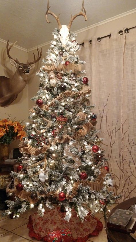 Man Cave Christmas Tree Ideas, Christmas Tree Decorations Western, Christmas Tree Hunting Theme, Christmas Tree Ideas Rustic Farmhouse, Antler Christmas Tree Decorations, Christmas Decorations With Antlers, Antlers In Christmas Tree, Rustic Deer Christmas Tree, Christmas Tree With Deer Antlers