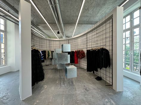 step inside the new dover street market in paris, entirely designed by rei kawakubo Modern Japanese House, Chinese Courtyard, Fendi Store, Paris Store, Paris Travel Guide, Dover Street Market, New York Travel Guide, Rei Kawakubo, Street Market