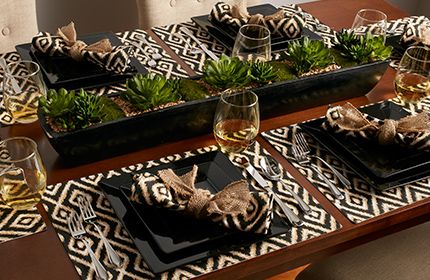 Safari Dining Room, African Dining Room Decor Ideas, African Inspired Dining Room, African Table Settings Ideas, African Table Decor, Black Dishes, African Decor Living Room, African Living Rooms, Jamaican Party