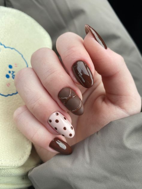 Brown Nail Ideas Chocolate, Chocolate Milk Nails, Brown Nail Art Chocolate, Minimalistic Nail Ideas, Nail Ideas Natural Nails, Cookies Nail Art, Cookie Nail Art, Chocolate Brown Nails Design, Cookie Autumn