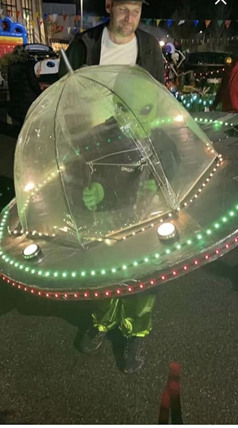 Diy Alien Abduction Costume, Umbrella Costume Ideas, Diy Ufo Costume, Umbrella Spaceship, Allien Costume, Spaceship Costume, Space Theme Costume, Ufo Costume, Diy Alien Costume