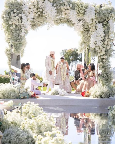 White Floral Mandap Decor, White Theme Wedding Decor Indian, Hindu Wedding Venue Ideas, White Decor Indian Wedding, White Mandap Decor Indian, White Floral Mandap, White And Green Mandap, White And Green Indian Wedding Decor, Modern Mandap Decor