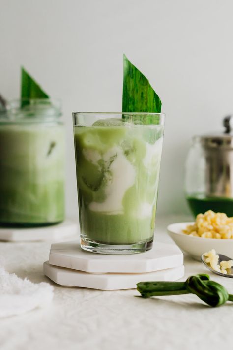 Avocado Milk Tea, Pandan Milk Tea, Pandan Drink Recipe, Pandan Tea, Pandan Drink, Menu Beverage, Coconut Milk Drinks, Gen Math, Coconut Milk Tea