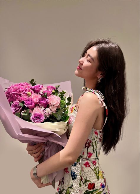 Poses While Holding Flowers, Bouquet Holding Pose, Poses Ideas With Flowers, Photos Ideas With Flowers, How To Pose With Bouquet Of Flowers, Birthday Pictures With Bouquet, Poses With Bouquet Instagram, Aesthetic Pics With Flowers, Pictures With Bouquet Of Flowers Instagram