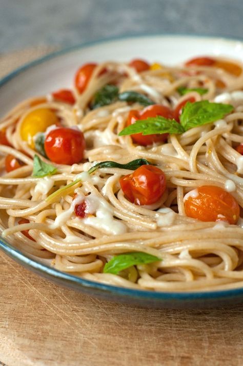 This One-Pot Caprese Pasta recipe uses simple, fresh seasonings, so the few but flavorful ingredients take center stage. Plus, you can make it in less than 20 minutes! Caprese Pasta Recipe, Delicious Spaghetti, Simple Pasta, Caprese Pasta, Easy Pasta Dishes, Katie Couric, Eating Recipes, Pasta Bowls, Pasta Recipe