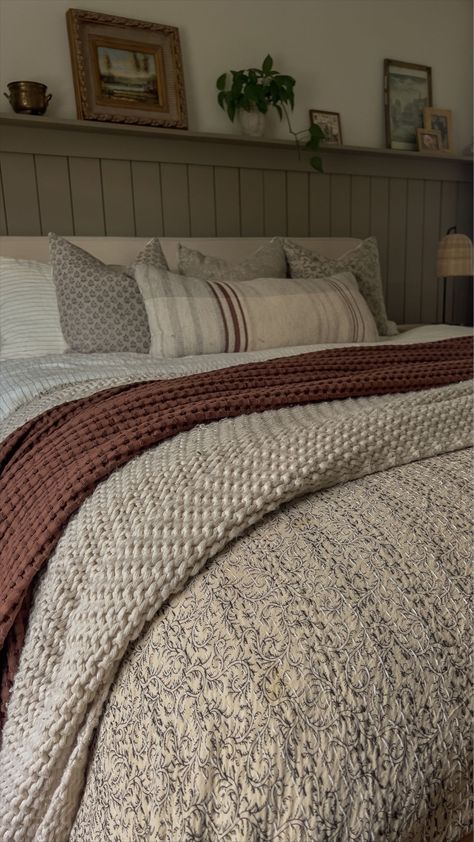 Bedroom Inspo Natural, Bedroom With Quilt Bedspreads, Gray Wood Bedroom Ideas, Layered Bed With Quilt, Classic Masculine Living Room, Neutral And Terracotta Bedroom, European Farmhouse Style Bedroom, Rustic European Bedroom, Farmhouse Bedroom Ideas Master Suite Country Style