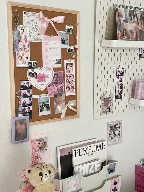 Photo Pin Board, Bulletin Board Ideas For Bedroom, Notice Board Decoration, Pinboard Ideas, Hiasan Bilik Tidur, Desk Inspo, Dorm Room Inspiration, Room Redesign, Pinterest Room Decor