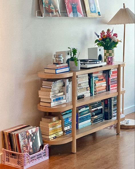 70s Bookshelf Aesthetic, Small Bookshelf Living Room, Apartment Bookshelf Aesthetic, Books In Small Apartment, Book Shelves Apartment, Bookshelf Small Apartment, Bookshelves In Apartment, Bookshelf Apartment Ideas, Book Shelf Small Space