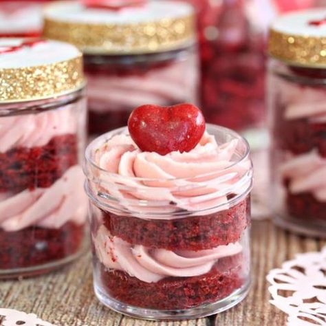 Easy Microwave Fudge, Chocolate Raspberry Mousse Cake, Peanut Butter Easter Eggs, Raspberry Mousse Cake, Strawberry Cream Cheese Frosting, Mason Jar Desserts, Microwave Fudge, Cupcake In A Jar, Easy Easter Desserts