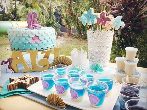 Sirenas Mermaid Birthday Party Decorations Diy, Mermaid Birthday Party Food, Mermaid Birthday Party Ideas, Mermaid Pool Parties, Ariel Birthday Party, Ariel Party, Mermaid Birthday Decorations, Mermaid Birthday Party Decorations, Mermaid Theme Birthday Party