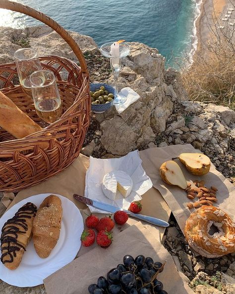 dmitry (@dmitryfatov) • Instagram photos and videos Picnic Date Food, Ootd Beach, Wine Aesthetic, Outdoors Ideas, Outdoor Table Decor, Dinner Aesthetic, Dream Instagram, Unique Date Ideas, Dream Dates