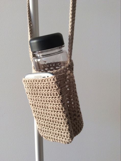 Water Bottle Holder With Pocket, Bottle Crochet, Come Intrecciare, Crochet Holder, Crochet Water Bottle Holder, Bottle Sling, Crochet Business, Water Bottle Holder, Crochet Handbags Patterns