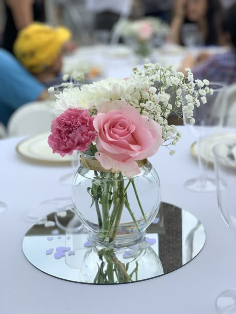 Flower Birthday Centerpieces, Flower Party Theme Decorations, Flower Party Centerpieces, Bridal Shower Small Centerpieces, Simple Cute Centerpieces, Cute Flower Centerpieces, Pink Wedding Centerpieces Diy, Fresh Flower Centerpieces Simple, Simple Sweet 16 Centerpieces