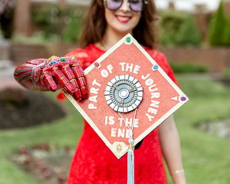 girl in Red Dress holding graduation cap ironman marvel avengers theme in park photography Marvel Senior Crown, Deadpool Graduation Cap, Iron Man Graduation Cap, Superhero Graduation Cap, Avengers Graduation Cap, Marvel Graduation Cap, Grad Cap Designs Marvel, Marvel Graduation Cap Ideas, Superhero Photoshoot