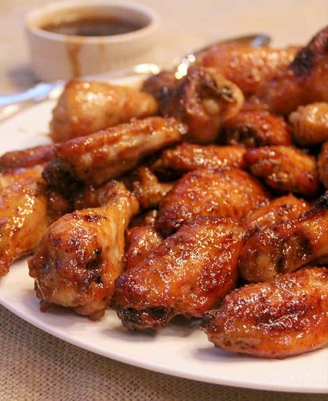 Chicken Wing Sauce Recipes, Honey Garlic Wings, Sriracha Wings, Honey Sriracha Sauce, Wings Recipes, Baked Chicken Wings Oven, Crispy Baked Chicken Wings, Crispy Oven Baked Chicken, Wing Sauce Recipes