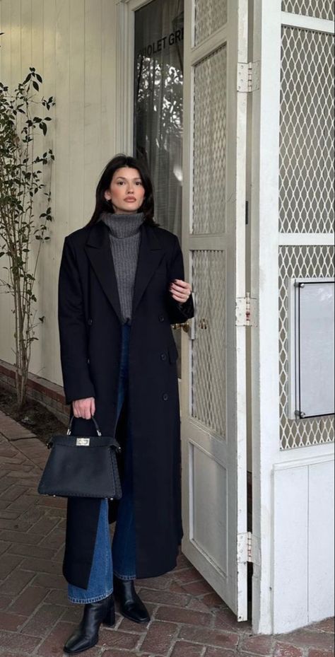 Black Long Coat Aesthetic, Classy Coat Outfit, Winter Model Outfit, Want To Dress Like This, Dress And Trousers Outfit, Oxford Winter Outfit, Italian Outfits Winter, Long Navy Coat Outfits, Nyc April Outfit