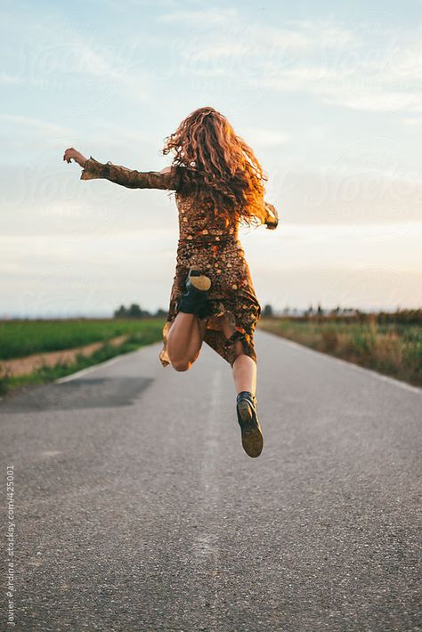 woman running and jumping on the road at sunset By Javier Pardina http://www.stocksy.com/425001 Smile Photos, Running Drawing, Pamplona Spain, Dynamic Yoga, Running Pictures, Person Running, Retro Pictures, Lip Care Routine, People Running