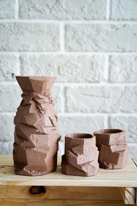 A Japanese style sake set made using the clay carving technique of kurinuki. These ceramic bottle and cups are hand carved from a single block of clay to give one of a kind unique pottery set. You visit Blank Earth Ceramics Kurinuki gallery for similar pottery designs. #homeware #japanesepottery #kurinuki #claycarving #ceramicbottle Clay Vases, Pottery Form, Sake Cup, Sculptures Céramiques, Unique Pottery, Sake Set, Keramik Design, Ceramic Bottle, Slab Pottery