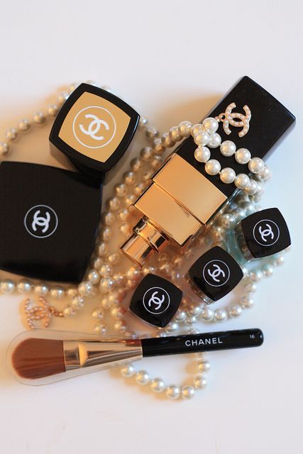 CHANEL Cosmetics                                                                                                                             ✨💄․լ̰́ӭ̣̍T̺͆'§͈̊․‷ᗰ̲̗a⃞Ƙ̏ɝ͎ ੫̼̊ᖘ̇‴․💄✨ Chanel Cosmetics, Diy Kosmetik, Chanel Couture, Chanel Makeup, Classy And Fabulous, Coco Chanel, Dress Red, Lipsticks, Gossip Girl