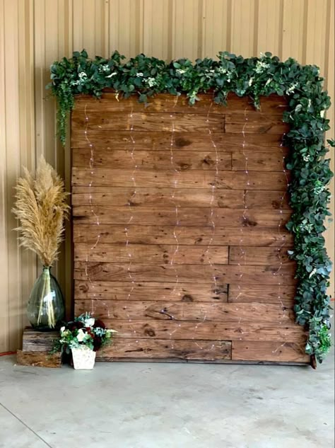 Wooden Board Backdrop, Black And Wood Party Decor, Wood Panel Photo Backdrop, Country Wedding Photo Booth, Wood Wall Photo Backdrop, Wooden Background Wedding, Wood Background For Party, Photo Booth Backdrop Ideas Events, Wooden Backdrop Ideas