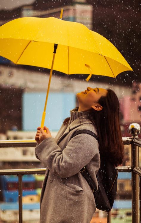 Worth a watch Poses With Umbrella, Rainy Mood, Umbrella Photography, Umbrella Photo, Charlie Brown Jr, An American In Paris, Rain Photo, Pink Umbrella, Yellow Umbrella