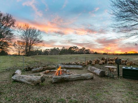 These irresistible outdoor spaces feature fire pits with unpretentious design in tranquil, rural settings. Outdoor Fire Pit Seating, Outside Fire Pits, Rustic Fire Pits, Fire Pit Landscaping, Outdoor Fireplaces, Fire Pit Seating, Covered Wagon, Fire Pit Designs, Diy Fire Pit