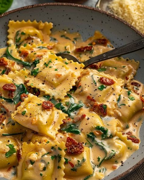 Elevate dinner with this luxurious Creamy Tuscan Ravioli tonight! Perfectly cooked ravioli smothered in a creamy, garlicky sauce with spinach and sun-dried tomatoes. It’s a little piece of Italy at your dinner table! Crockpot Recipes Ravioli, Creamy Tuscan Ravioli, Tuscan Ravioli, Recipes Ravioli, Sausage Ravioli, Tuscan Pasta, Spinach Ravioli, Tuscan Recipes, Homemade Ravioli