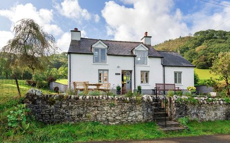 Cottages England, Welsh Cottage, Yurt Tent, Treehouse Cabins, Inglenook Fireplace, Traditional Cottage, Brecon Beacons, Star Gazing, Beautiful Cottages