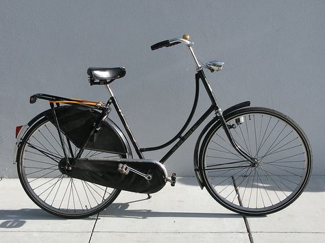 Mijn eerste grote fiets was ook zo'n opoefiets,vreselijk vond ik hem Dutch Bike Style, City Bike Style, Biking Netherlands, Holland Bike, Dutch Bicycle, Netherlands Bicycle, Dutch Bike, 1930s Bicycle, Urban Bicycle