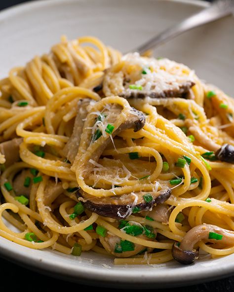 Miso Spaghetti Recipe, Creamy Miso Mushroom Pasta, Mushroom Miso Pasta, Miso Mushroom Pasta, Miso Pasta Recipes, Miso Spaghetti, Miso Mushrooms, Odd Recipes, Miso Noodles