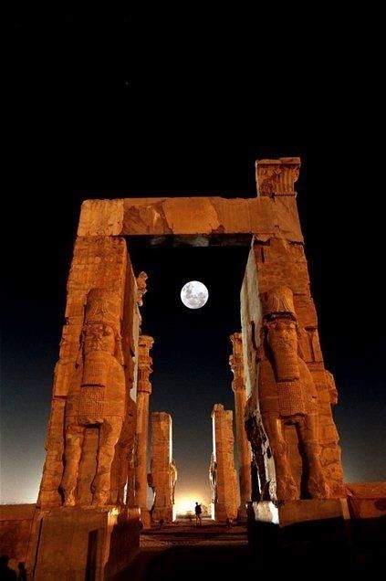 Takhte Jamshid ,shiraz , Iran Starověký Egypt, Magic Places, Moon Images, Beautiful Moon, The Full Moon, Ancient Architecture, Mesopotamia, Ancient Ruins, Ancient Civilizations