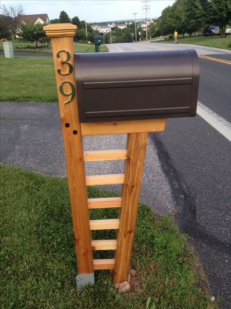 DIY cedar mailbox post  10 degree front post and mortised trellis for a future flower bed. Wooden Mailbox Ideas, Cedar Mailbox, Cedar Mailbox Post, Brick Mailbox, Mailbox Stand, Residential Mailboxes, Mailbox Makeover, Wooden Mailbox, Mailbox Landscaping