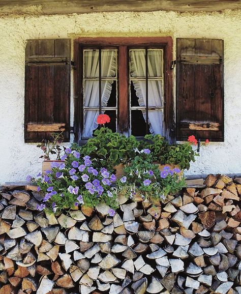 Bavarian House Exterior, German Interior Design Traditional, Bavarian Style Home, Bavarian Farmhouse, Bavarian Aesthetic, Bavarian Home, Bavarian Decor, German Interior Design, Tudor Decor