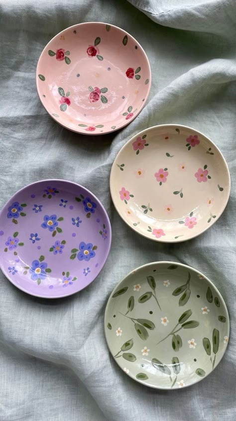 Lavender Pottery Painting, Painting Ceramics Ideas Simple, Jewelry Plate Painting Ideas, Pottery Plates Painting Ideas, Pottery Painting Ideas Jewelry Dish, Cute Plate Designs, Jewelry Dish Painting Ideas, Clay Plate Painting Ideas, Pottery Designs Ideas