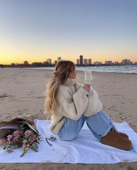 Winter Beach Outfit, Winter Fasion, Winter Picnic, Winter In Australia, Beachy Girl, Winter Beach, Winter Fashion Outfits Casual, Cold Weather Outfits, Beach Photoshoot