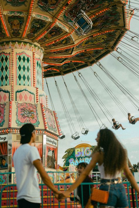 Fun Fair Couple Aesthetic, Fair Pictures Aesthetic, Summer Couple Activities, Dream Romance, Date Aesthetics, Fair Couple Photos, State Fair Couple Pictures, Date Photos, Couple Fun